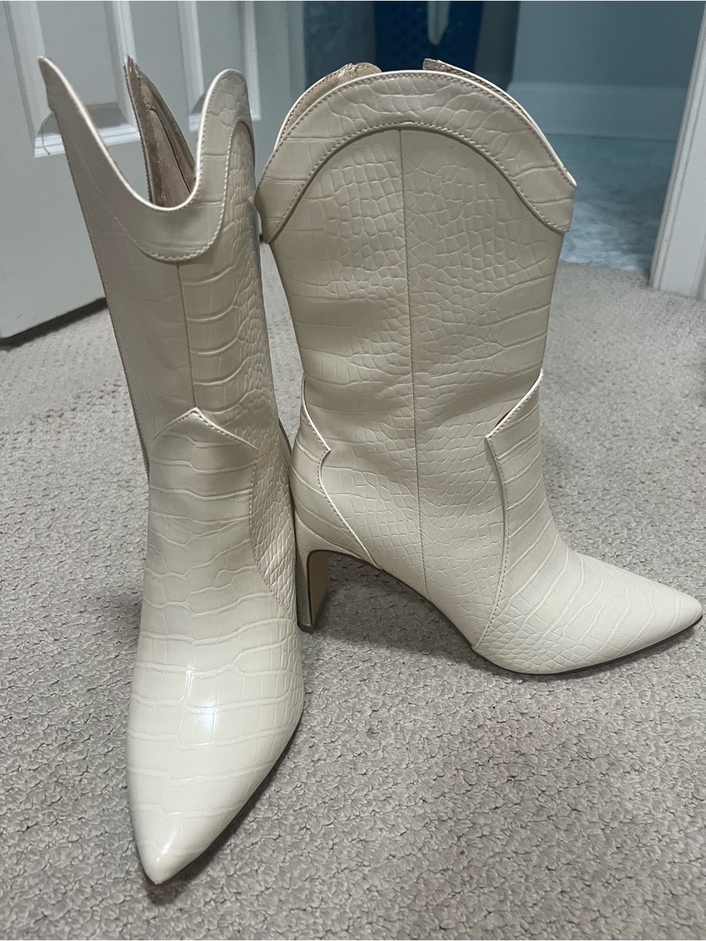 Chinese Laundry Cream Croc-Embossed Pointed-Toe Mid-Heel Boots size 8